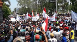 Pupuk Subsidi Untuk Budidaya Ikan Dihapus, Ribuan Petani Tambak di Lamongan Geruduk DPRD Dan Bupati