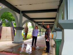 Sebagian Bangunan Alun-alun Gresik Rusak, Mulai dari Plafon Ambrol hingga Dak Beton Retak