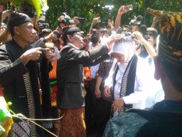 Sambang Suku Samin, Gubernur Khofifah Serahkan Warisan