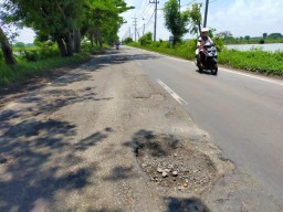Awas!! Jalan Berlubang Besar Ancam Nyawa Pengguna Jalan