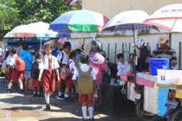 Sekolah Libur Karena Corona, Pedagang Jajan Keliling Meradang