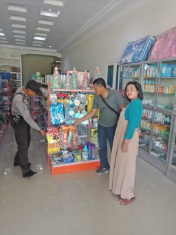 Keliling Minimarket, Polisi Sosialisasi Pencegahan Corona dan Razia Mamin