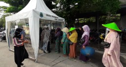 Tetap Buka, Pasar di Lamongan Siapkan Bilik Penyemprotan Disinfektan