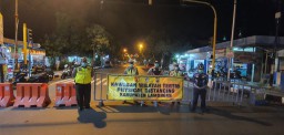 Terapkan Physichal Distancing, Jalan Seputar Alun-alun Lamongan Ditutup