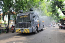 Jalan Raya Pandaan-Bangil Disemprot Disinfektan