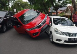Tak Terima Disalip, Dikejar, Hantam Mobil Parkir