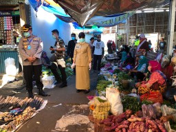 Pesan Bupati Anna kepada Pedagang Pasar Kapas: Segera Berobat Jika Tubuh Kurang Fit