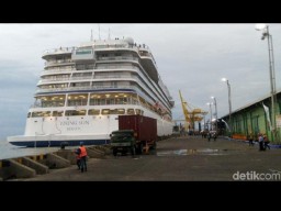 Risma Tolak Kapal Pesiar Viking Sun Bersandar di Surabaya