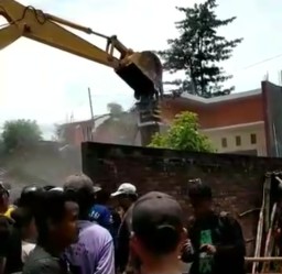 Istri Hamil Saat Ditinggal Merantau ke Luar Negeri, TKI Hancurkan Rumah dengan Eskavator