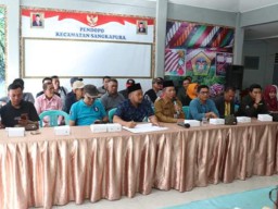 Warga Keluhkan Lambatnya Layanan Kependudukan di Pulau Bawean 