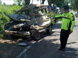 Braakkkk!! Pengemudi Kijang Tewas Kejepit