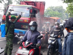 Darurat Covid-19, Warga dari Surabaya Masuk Gresik Disemprot Disinfektan