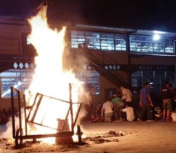 Gaji Telat, Buruh Pabrik BH Magetan Demo Hingga Bakar-Bakar