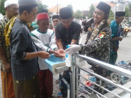 Tetap Gelar Salat Jumat, Jemaah Dikawal Banser untuk Cuci Tangan