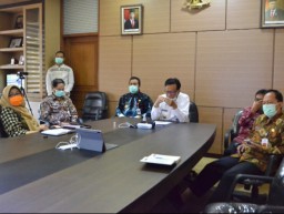 Videoconference dengan Gubernur, Bupati Sambari Akui Kesulitan Meliburkan Karyawan