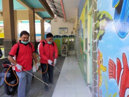 Kader 'Banteng' Gresik Sasar Penyemprotan Disinfektan di Pemukiman Warga