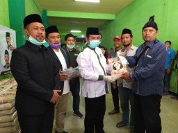 PKB Bagikan Sembako kepada Warga Terdampak Covid-19 di Gresik