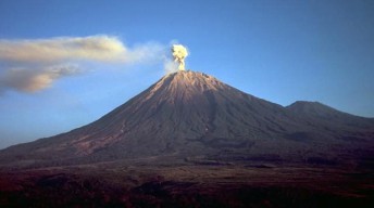 Gunung Semeru Erupsi Luncurkan Lava Pijar