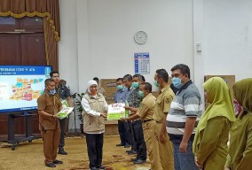 Gubernur Serahkan 7.100 APD ke 64 RS di Jawa Timur