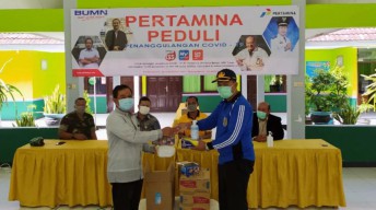 Pertamina Serahkan Bantuan Masker ke Warga Tuban
