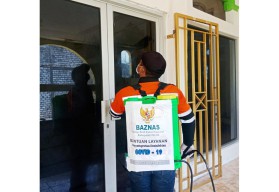 Baznas Gresik Semproti Masjid dengan Disinfektan