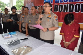 Payudara Emak-emak Jadi Incaran Pemuda Ini