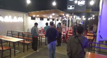 Di Surabaya, Cangkruk di Kafe Dibubarkan Polisi