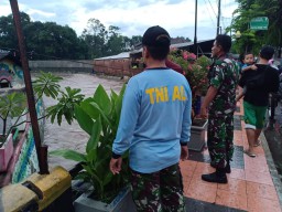 TNI AL Bantu Evakuasi Korban Banjir Banyuwangi