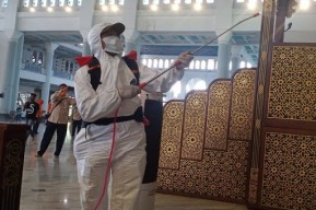 BPBD Lakukan Penyemprotan Disinfektan ke Tempat Ibadah