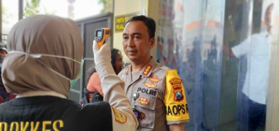 Tamu dan Anggota Polrestabes Surabaya Disterilisasi