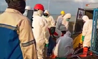ABK Tewas di Kapal, Petugas Medis Evakuasi Pakai Hazmat