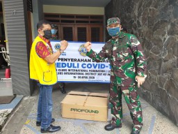 Lions Club Serahkan APD ke Diskes Lantamal V