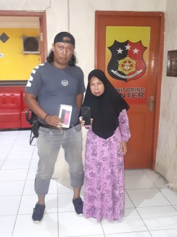 Janda 44 Tahun Curi HP di Pasar Sekapuk