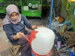 Social Distancing, Ibu-ibu di Gresik Produksi Tempat Cuci Tangan dari Jerigen Bekas