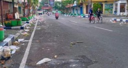 Pasar Kota Bojonegoro Tetap Buka, Sampah Berserakan di Jalan