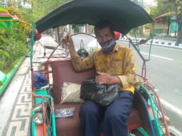 Selama Pandemi Covid-19 Tukang Becak Sepi Penumpang, Banjir Sumbangan