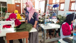 Pelajar SMKN Sugihwaras Bojonegoro Jahit APD Untuk Penanganan Covid-19