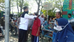 LSM dan Wartawan di Bojonegoro Geruduk Terminal, Bagikan Ribuan Masker Gratis