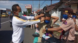 Cegah Covid-19, Polsek dan Prasbhara Arjasa di Jember Bagi Masker Gratis