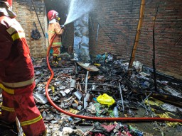 Dipakai Bekerja dari Rumah, Tempat Produksi Kasur di Baureno Terbakar