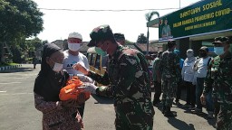 Apersi dan Kodim 0824 Jember Bagi Sembako dan Masker