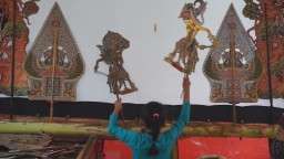 Usir Kejenuhan di Rumah, Siswi Kelas 3 SD di Gresik Gelar Pertunjukan Wayang