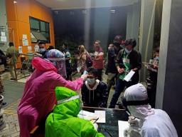 Tiba dari Luar Negeri, TKI Gresik Utara Digiring Menuju Puskesmas Manyar