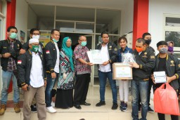 Datangi Puskesmas, HIPMI Jember Bantu APD Covid-19