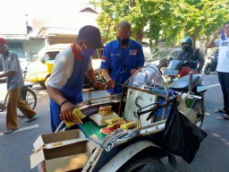 Jurnalis Pasuruan Bagikan Sembako ke Abang Becak, Diberi Vitamin DPRD