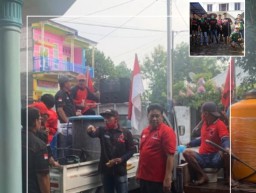 Lawan Covid-19, PDI-P Gresik Bagi-bagi Ribuan Masker