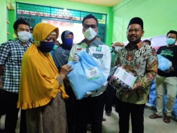 Usir Covid-19 dari Muka Bumi, PKB Gresik Bagikan Buku Doa