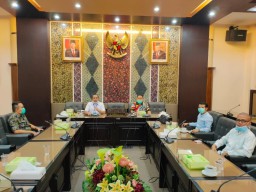 Dewan Jatim Urunan Beli Sembako Untuk Warga Terdampak Covid-19