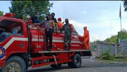Polisi di Kepohbaru Giat Penyemprotan Disinfektan ke Desa-Desa