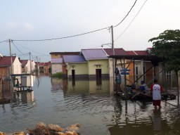 Kali Lamong Berstatus Merah, Hampir Seribu Rumah di Gresik Direndam Banjir